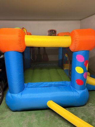 Castillo hinchable infantil con tobogán