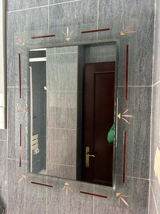 Espejo de baño con cristal decorado.