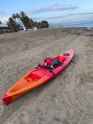 Kayak de pesca rojo y naranja