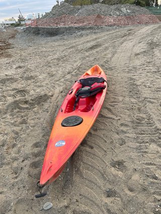 Kayak de pesca rojo y naranja