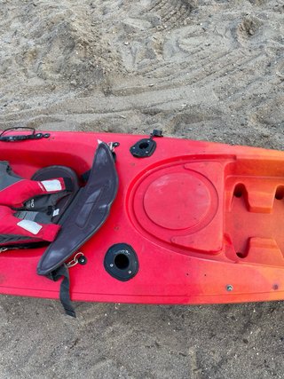 Kayak de pesca rojo y naranja