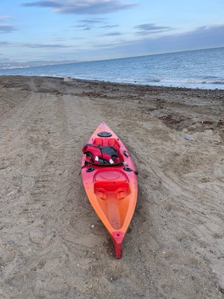 Kayak de pesca rojo y naranja