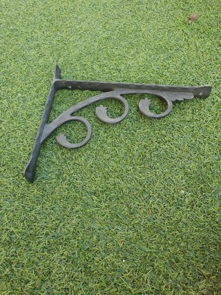 Escuadra de hierro forjado decorativa