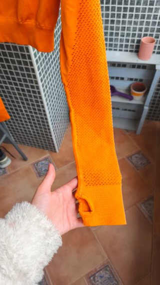 Top deportivo Puma manga larga naranja