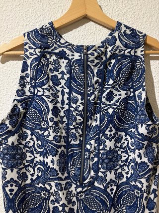 Vestido azul y blanco con volantes
