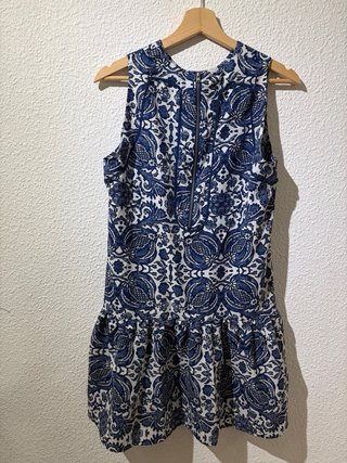 Vestido azul y blanco con volantes