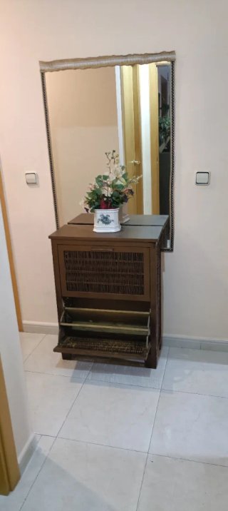Zapatero con espejo de mimbre y madera