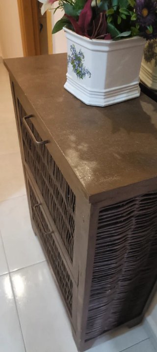 Zapatero con espejo de mimbre y madera