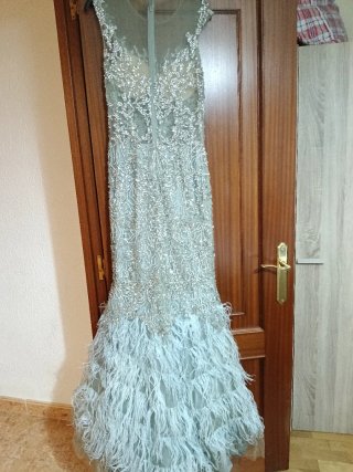 Vestido de fiesta plateado con plumas. Talla 38-40