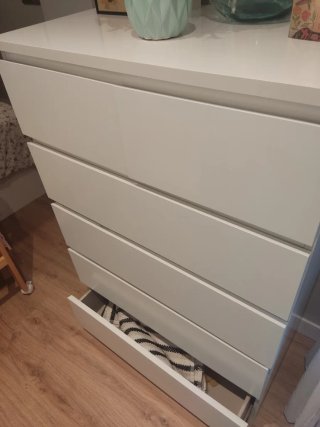 Cómoda de madera blanca