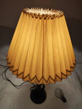 Lámpara de mesa pie de madera