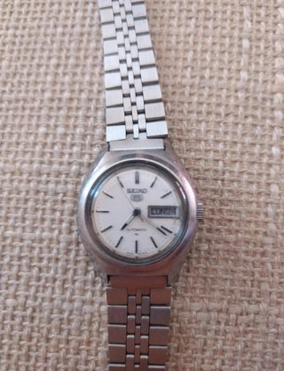 Reloj Seiko 5 Automático Plata y Blanco