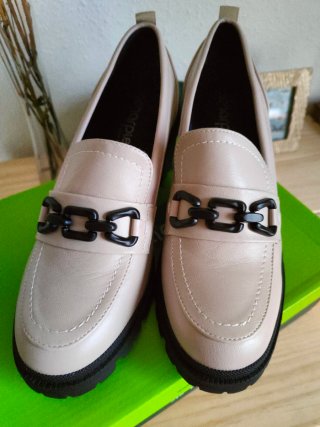 Mocasines beige con cadena