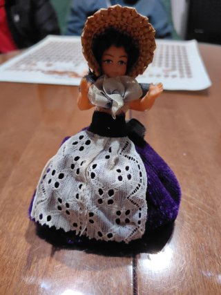 Muñeca antigua con traje regional