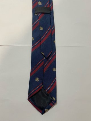 Corbata azul y roja con escudo