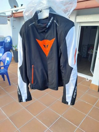 Chaqueta de moto Dainese negra y naranja