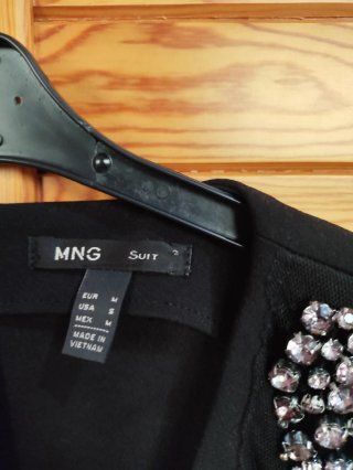 Mango Top Negro Adornado Hombros