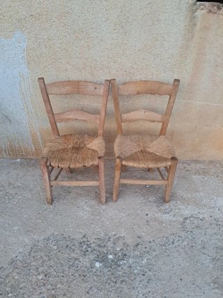 Dos sillas bajas de madera y yute