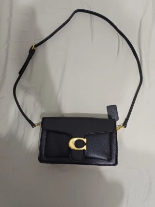 Bolso Coach Negro con Detalle Dorado