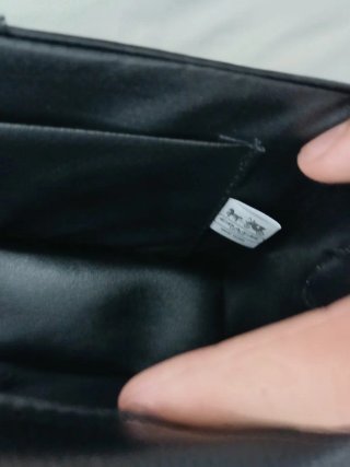 Bolso Coach Negro con Detalle Dorado
