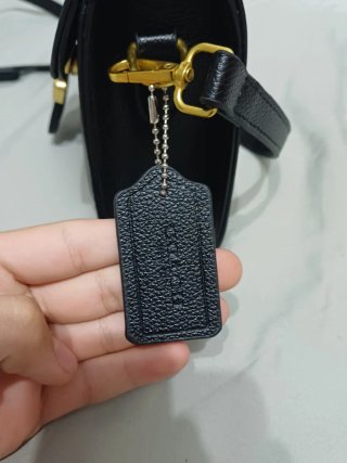 Bolso Coach Negro con Detalle Dorado