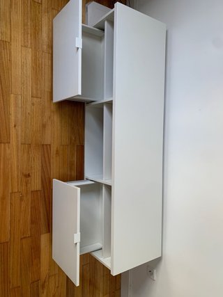 Mueble TV blanca con puertas