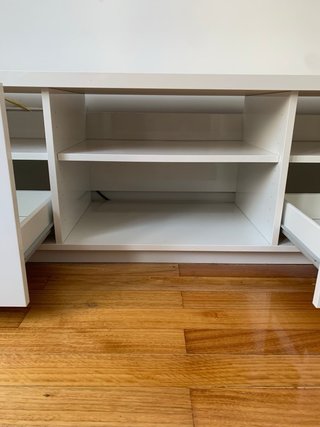 Mueble TV blanca con puertas