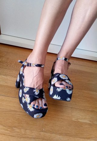 SANDALIAS PLATAFORMA ESTAMPADO MARGARITAS