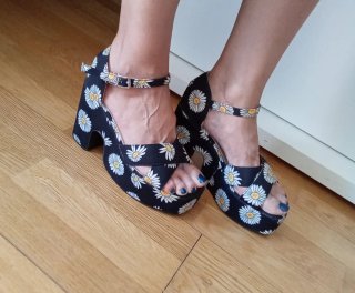SANDALIAS PLATAFORMA ESTAMPADO MARGARITAS
