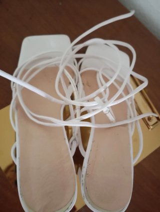 Sandalias blancas de tiras