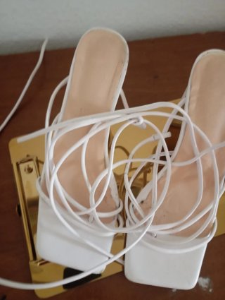 Sandalias blancas de tiras