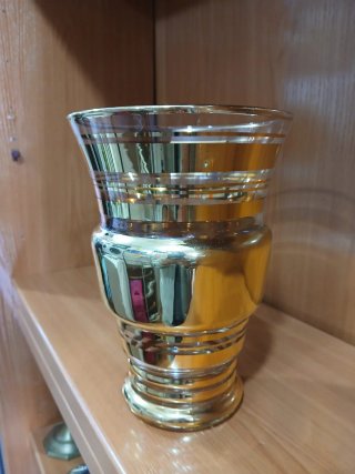 Jarrón de cristal dorado vintage 640513971