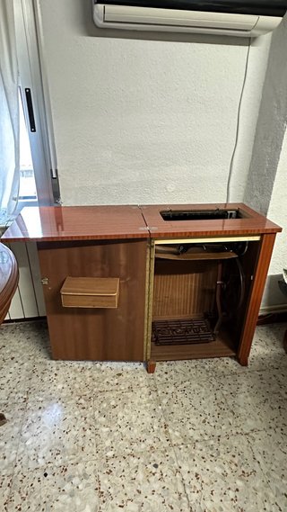 Máquina de coser Sigma antigua con mueble