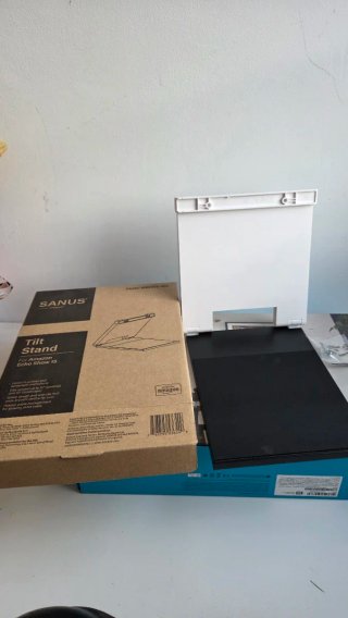 Echo Show 15 (versione 2021) con supporto SANUS