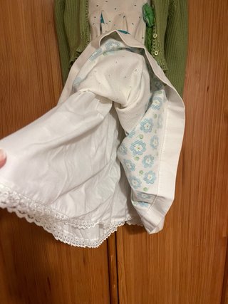 Vestido verde y blanco con flores, sin rebeca