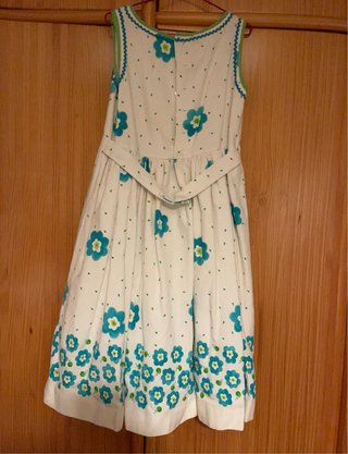 Vestido verde y blanco con flores, sin rebeca