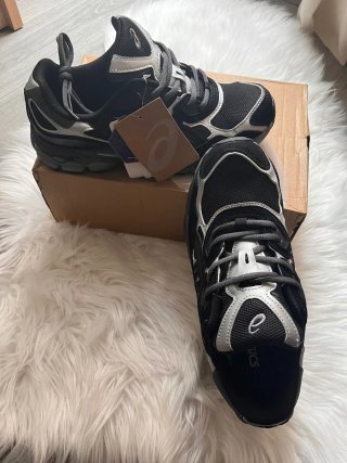 Zapatillas Asics Gel Negras y Plateadas Nuevas