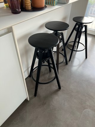 Sgabello nero regolabile in metallo e legno
