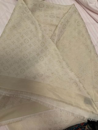 Chal Louis Vuitton Beige y dorado monogram clasico