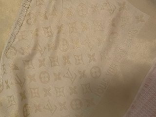 Chal Louis Vuitton Beige y dorado monogram clasico