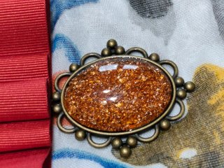 Broche vintage solapa con detalle dorado