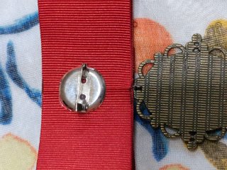 Broche vintage solapa con detalle dorado