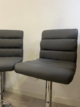 Par de taburetes Conforama grises