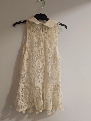 Camiseta de encaje beige con cuello Peter Pan