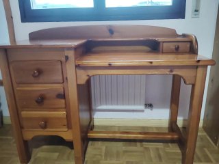 Escritorio de madera con cajones