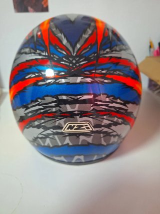 Casco de moto con diseño llamativo