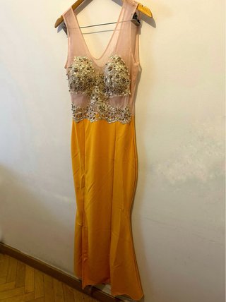 Vestido de fiesta amarillo con pedrería