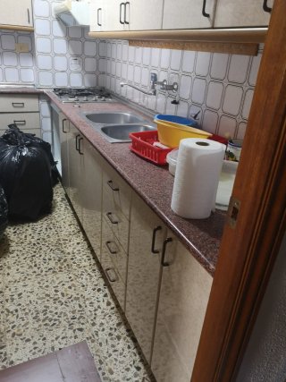 Mueble de cocina beige y marrón