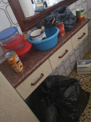 Mueble de cocina beige y marrón