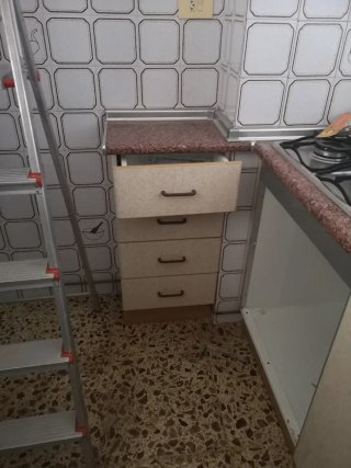 Mueble de cocina beige y marrón